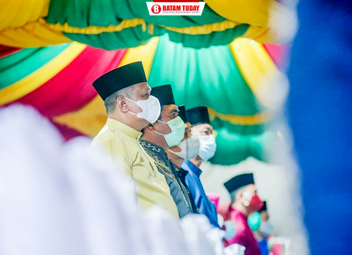 Wakil Ketua I, Syamsil Umri DPRD bersama Anggota DPRD H Amat Yani dan Fahri Hidayat saat menyanyikan Lagu Kebangsaan